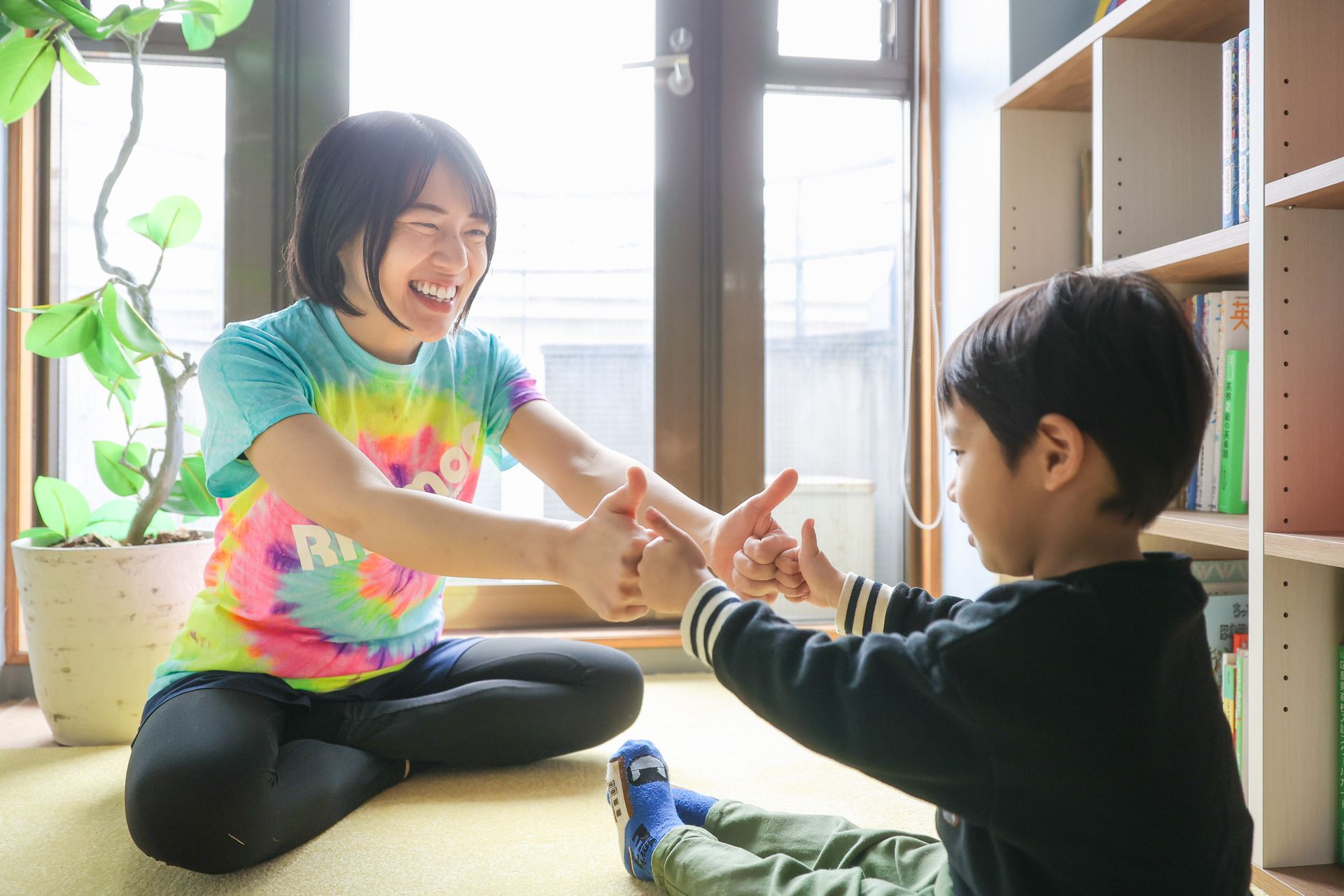 先生と子どもが向き合って学ぶようす