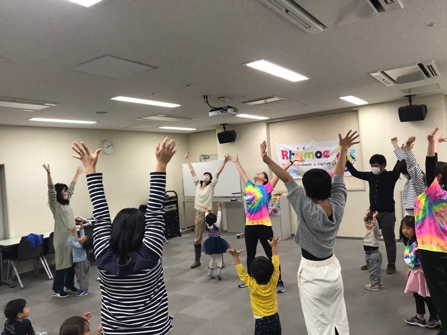 親子で体を動かしている、じゅんびたいそうの様子