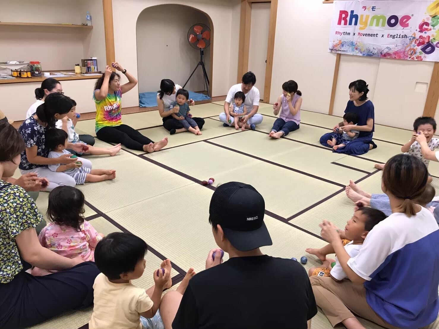 親子でリズムにのってマラカスで遊んでいる様子