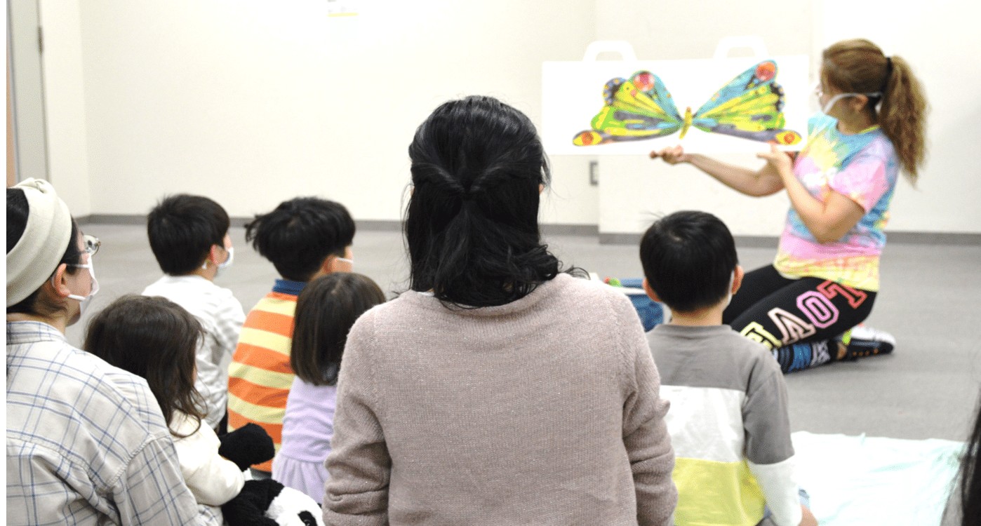 英語の絵本の読み聞かせの様子