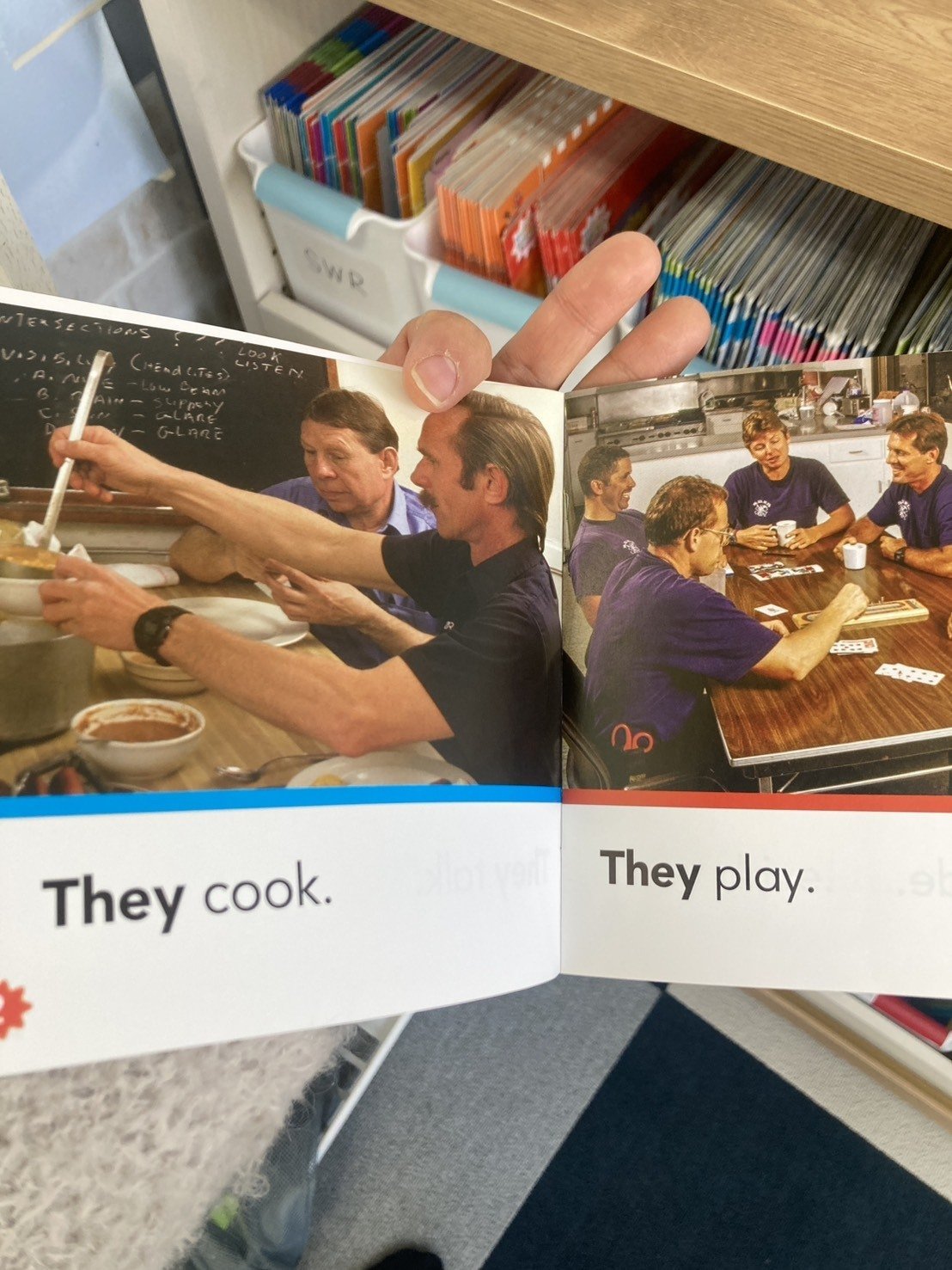 絵本のページ（They cook. They play.）