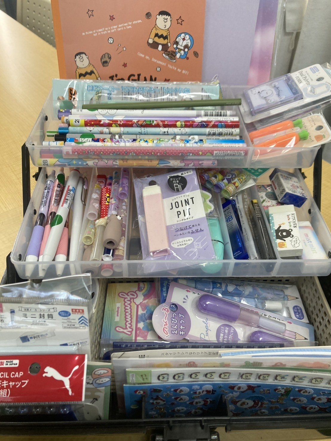 文房具がたくさん入った箱