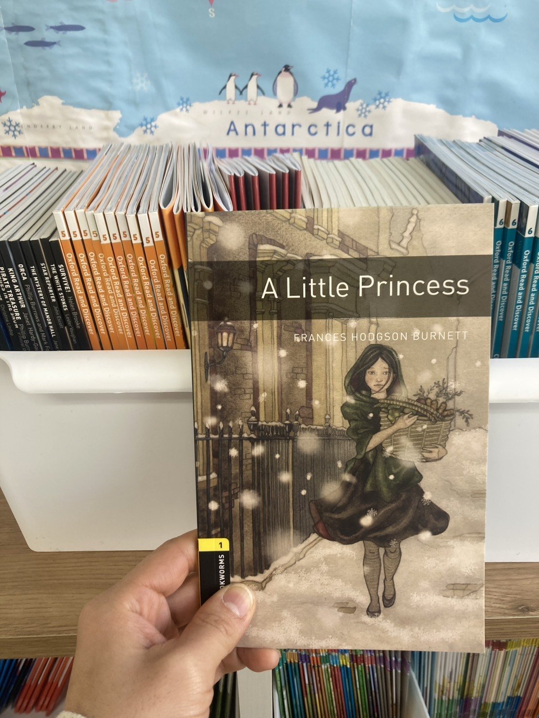 英語の本 A Little Princess を手に持った様子